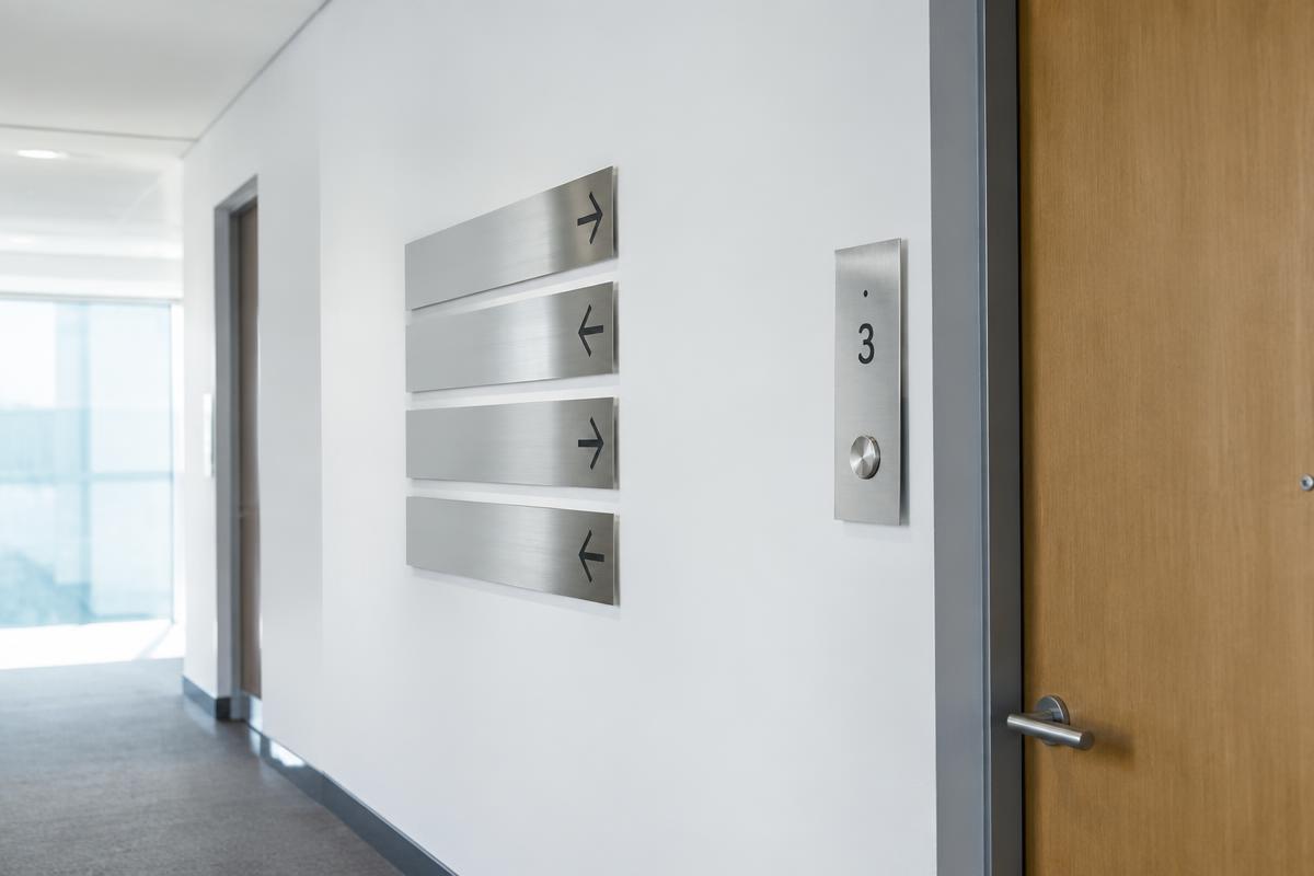 Panneaux directionnels et plaques de porte en métal brossé